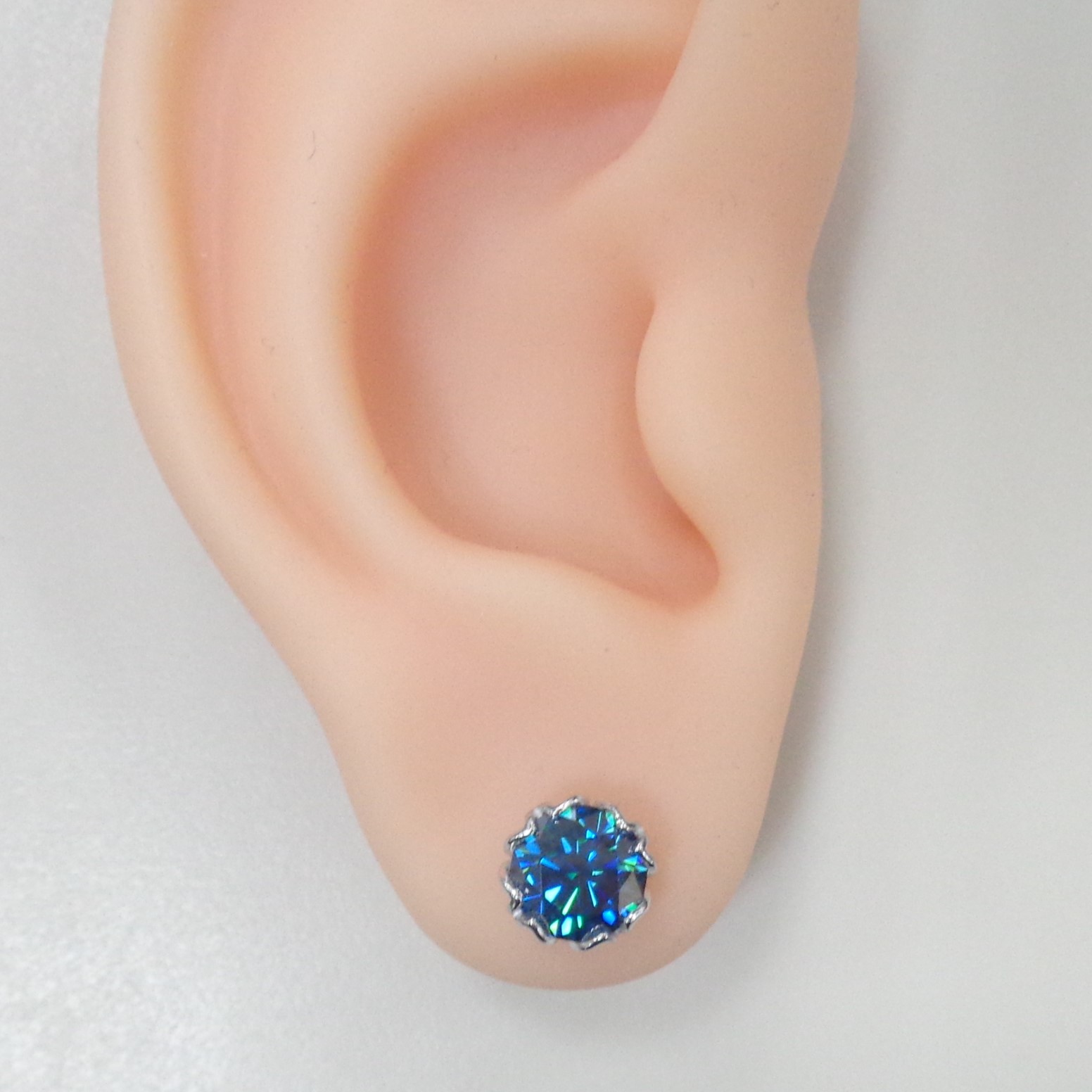 Серебряные серьги-пусеты с синими муассанитами